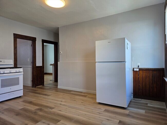 Building Photo - 2 Hillside St