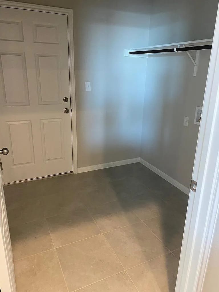 Building Photo - Room in Condo on College Park Dr