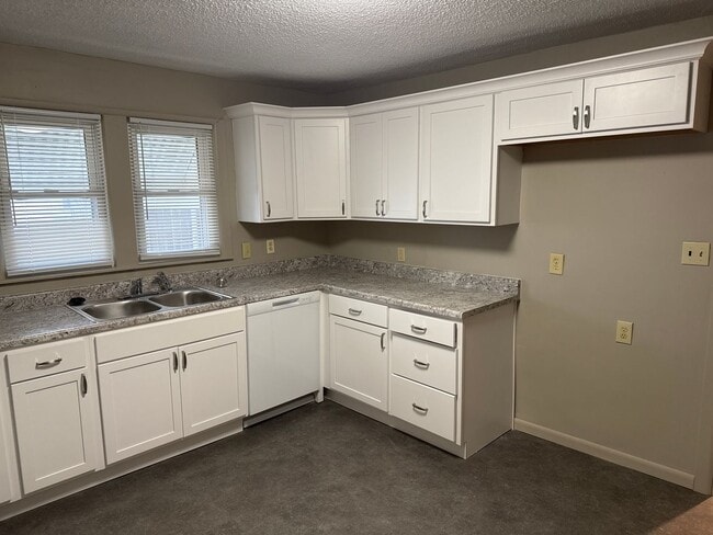 Building Photo - 3 Bedroom, 2 Bathroom updated home for $995!