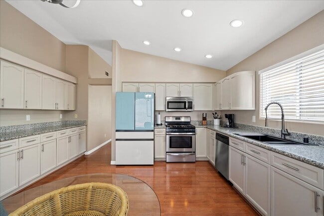 Building Photo - Beautiful Bright 3 Bedroom Single Story Home with Expansive Kitchen and Gorgeous Backyard