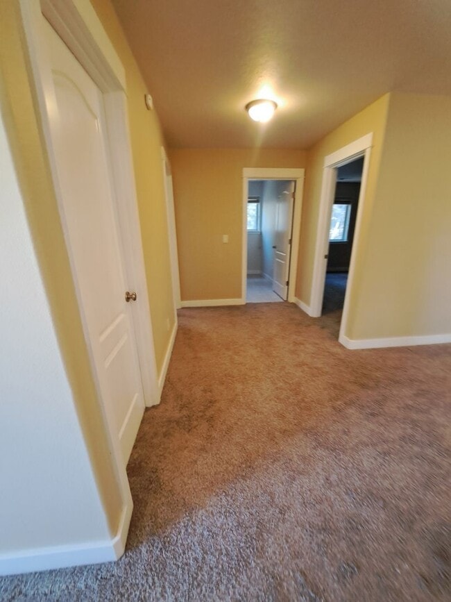 Building Photo - Secluded 5 bedroom Amazing Views Green Space