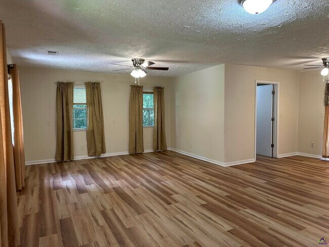Building Photo - 2302 Macy Ave