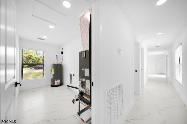 Building Photo - 4985 Fairway Ct