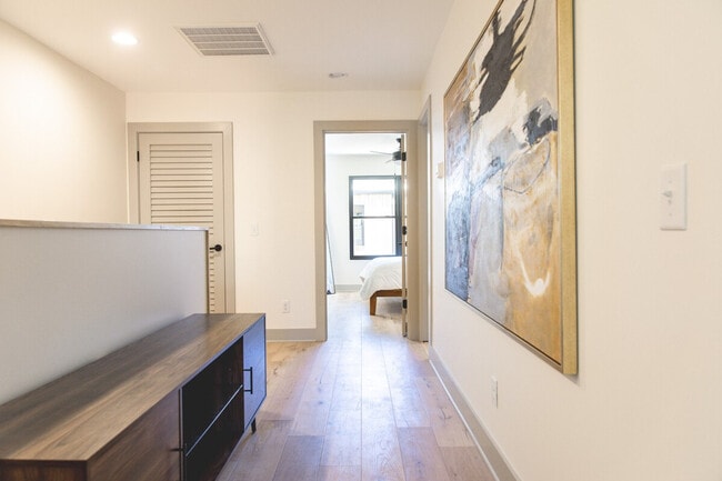Building Photo - 315 NE Burwood Mews