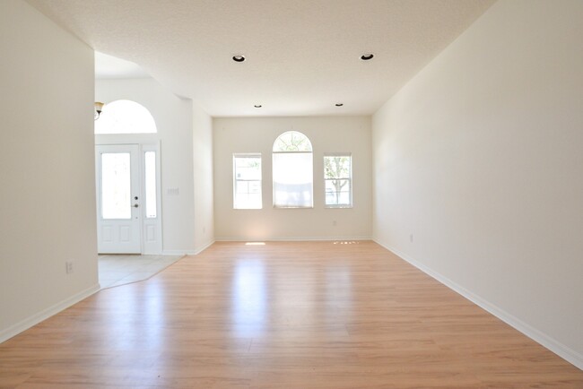 Building Photo - AMAZING 4 Bed 2 Bath Home For Rent in Sanf...