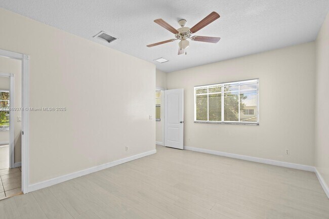 Building Photo - 2700 Creekside Dr