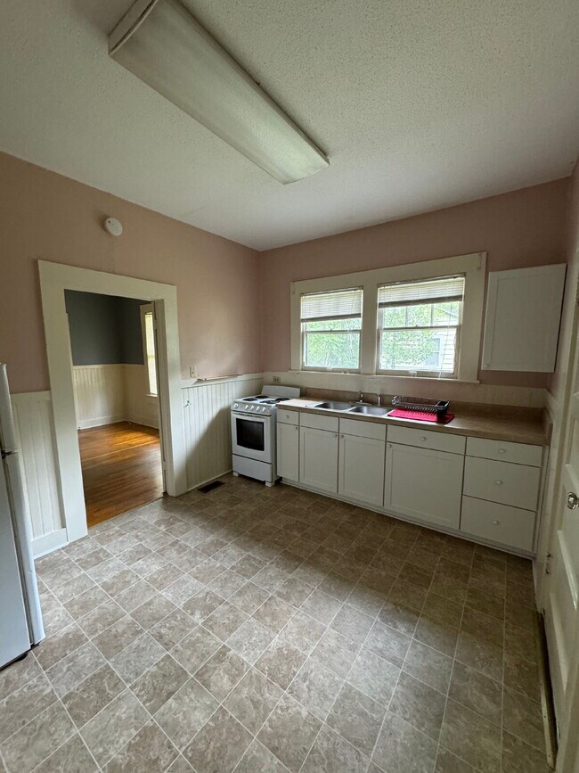 Building Photo - Gorgeous 2 Bedroom 1 Bathroom Single Family Home Located in the Heart of Midtown! Includes Hardwo...