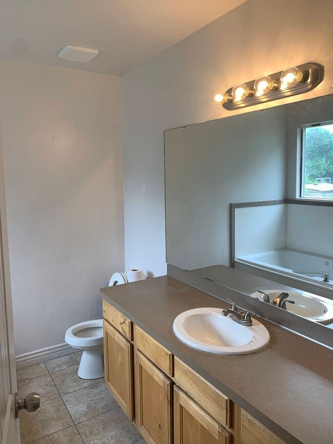 Building Photo - Spacious 5 Bedroom in Roy!