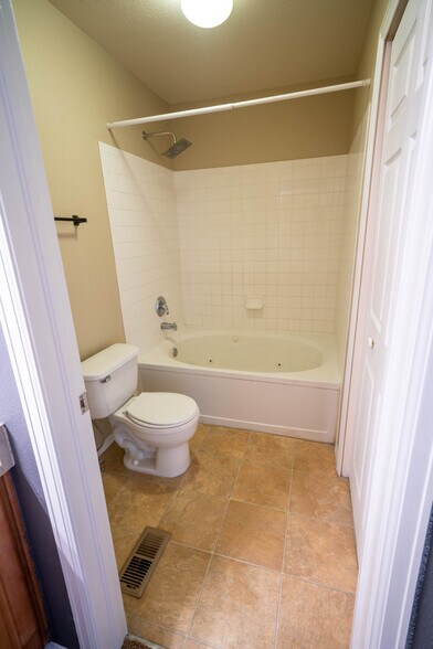 Guest Bathroom - 479 Black Feather Loop