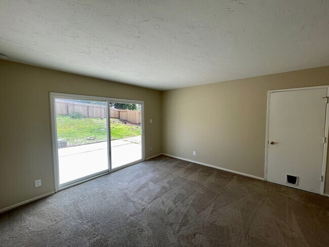 Building Photo - Beautiful 4B/2.5BA House in Oceanside w/ Attached Garage & W/D!