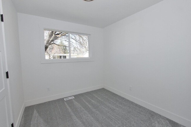 Building Photo - Charming Single-Level Home
