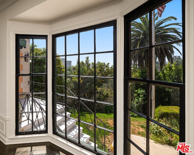 Building Photo - 1954 Hillcrest Rd