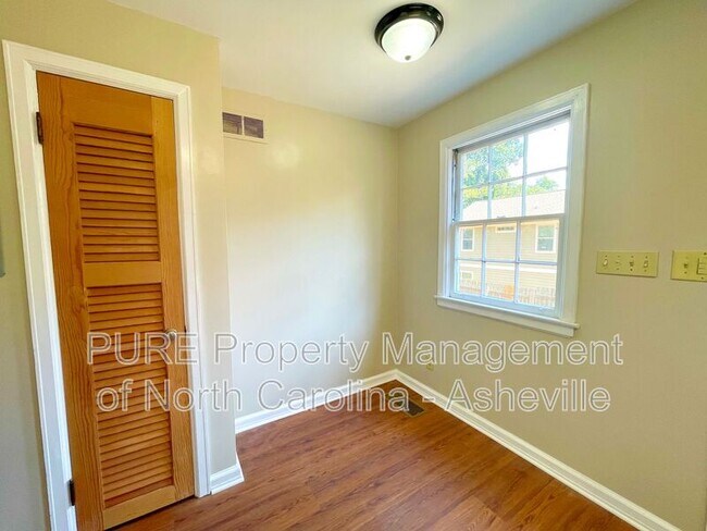 Building Photo - 127 Aurora Dr