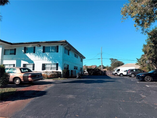 Building Photo - 4280 Woodside Dr