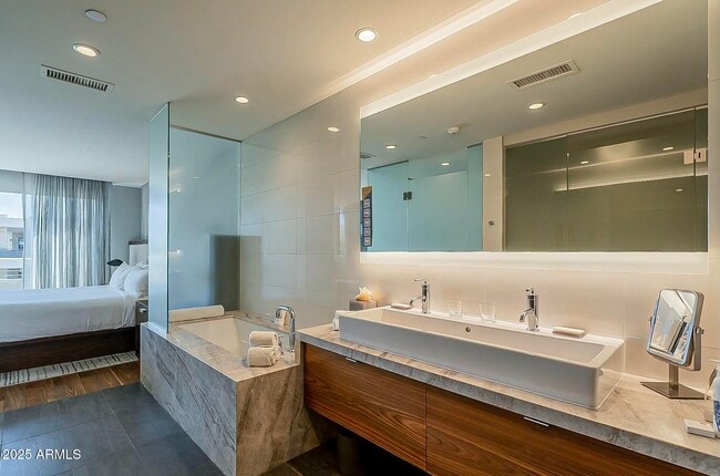 Building Photo - 5455 E Lincoln Dr