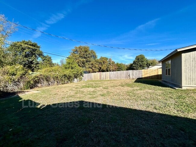 Building Photo - 605 Moraine Ave