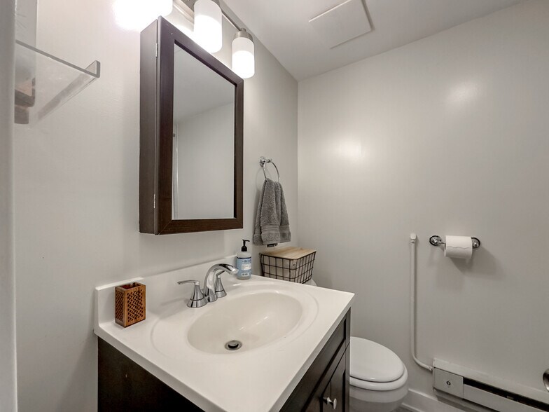 Building Photo - 715 W Roscoe St