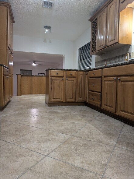 Building Photo - 8021 Sandberry Blvd