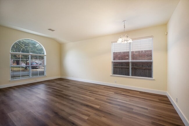 Building Photo - Move-In Ready 5-Bedroom With New Vinyl Floors