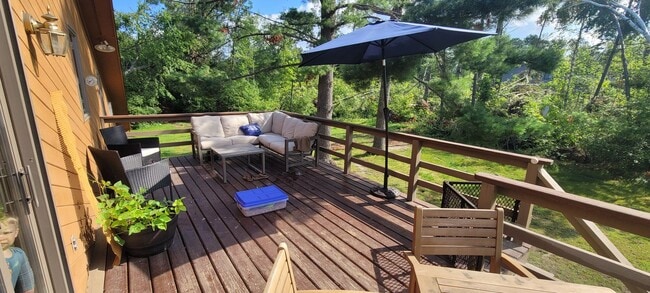 Building Photo - 3 Bedroom 2 Bath Home - Fully Furnished
