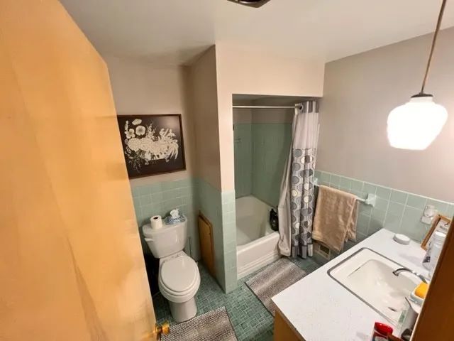 Bathroom1 - 1725 Brookview Blvd