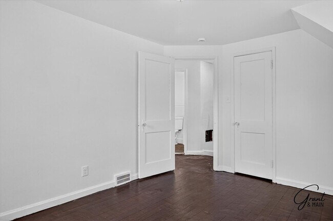 Building Photo - $1250 2 bedroom