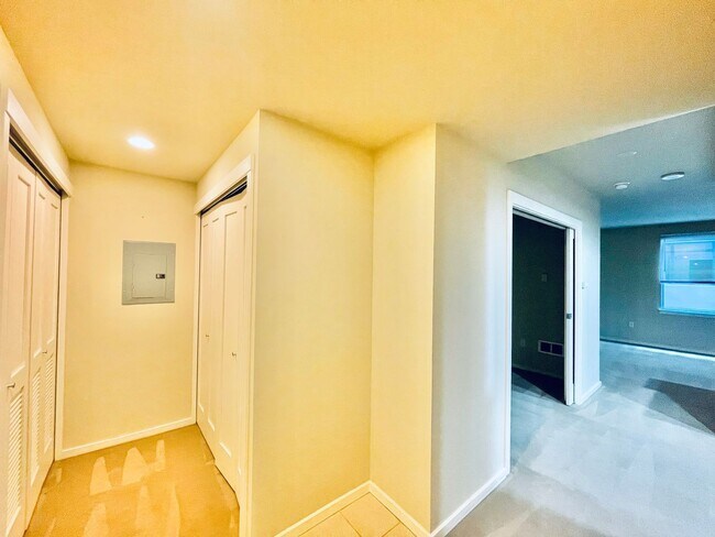 Building Photo - 1 Bedroom Condo 2 Blocks from Waterfront!