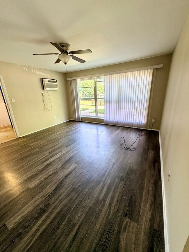 Building Photo - 1568 Alexandria Dr