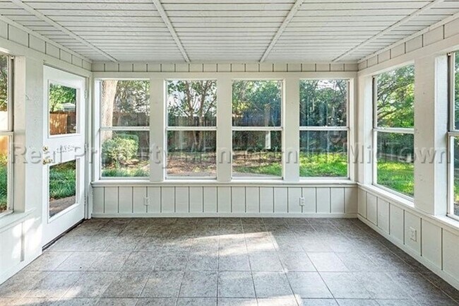 Building Photo - Charming home located in Ridglea North