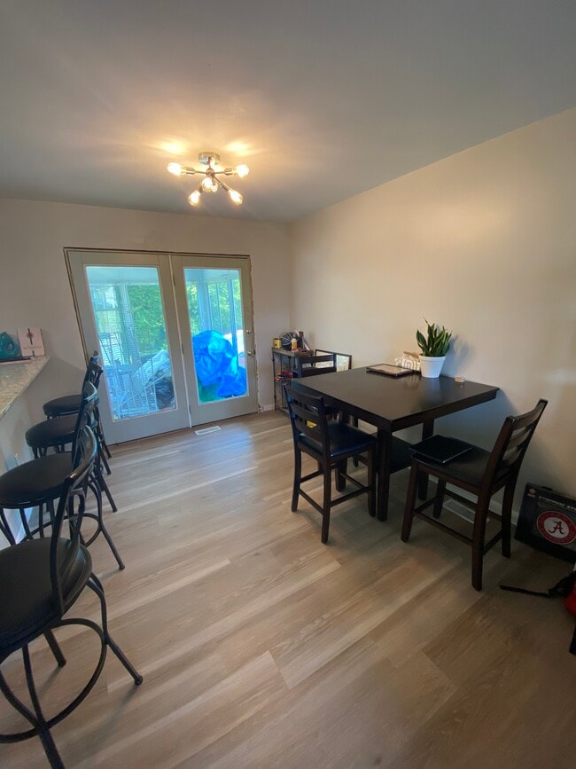 Building Photo - 2141 Bromby St