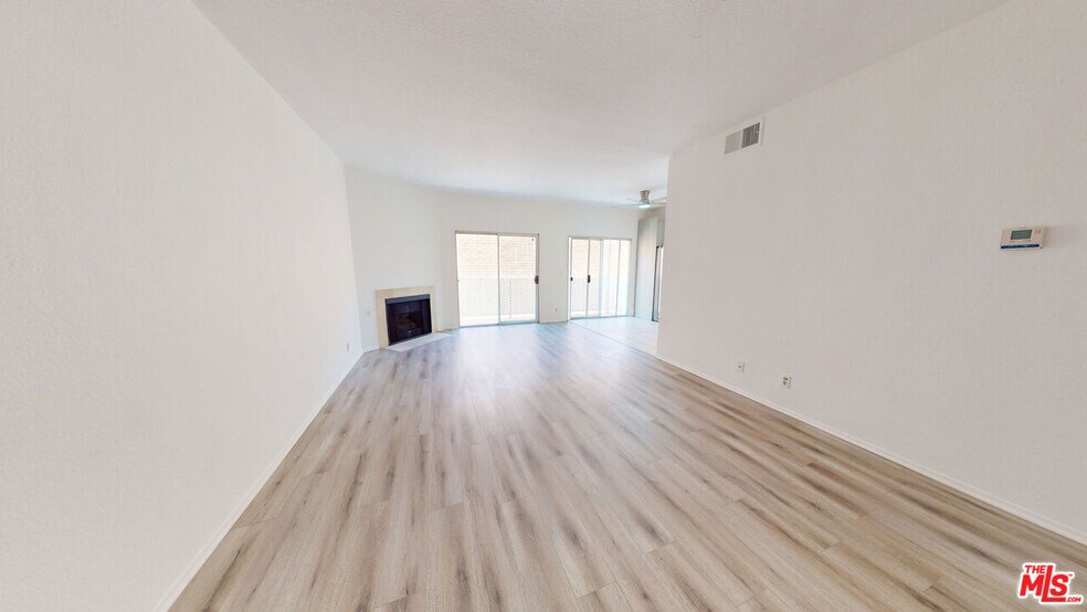 Building Photo - 5135 Zelzah Ave