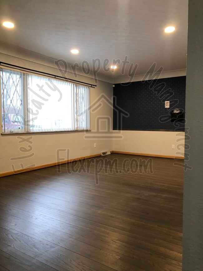 Building Photo - Beautiful modern 3 bedroom home-WLS half o...