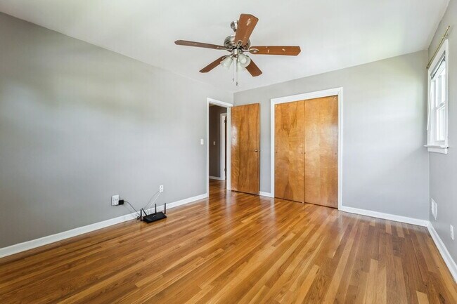 Building Photo - Bergenfield NJ Split Level Spacious Single Family home