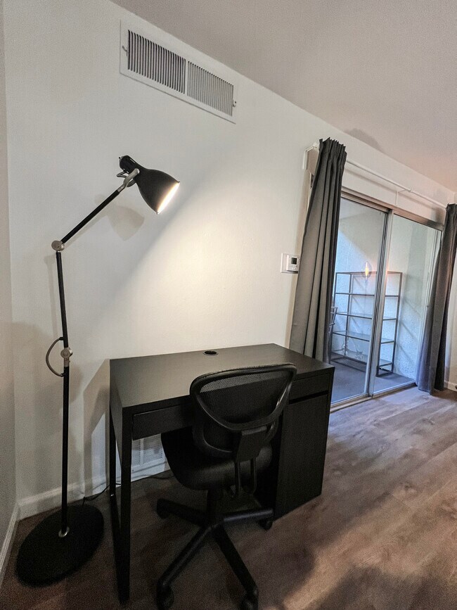 WORKING STATION - 1615 Hotel Cir S