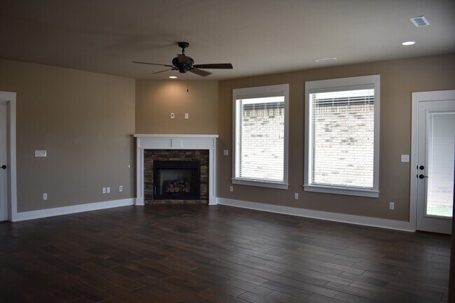 Building Photo - 4 Bedroom 3.5 Bath In The Heart of Fayetteville!