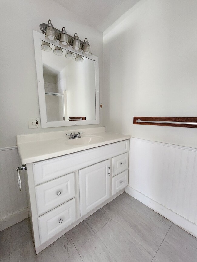 Building Photo - 387 College Ave