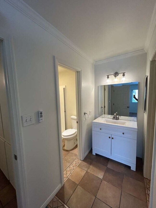 Building Photo - Upgraded 2 Bedroom 2 Bath Condo, Available Now!