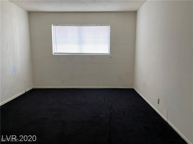 Building Photo - 625 S Royal Crest Cir