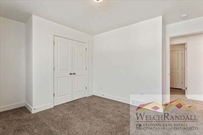 Building Photo - Live in Style – 3 Bed, 2.5 Bath Townhome i...