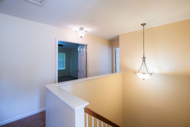 Building Photo - Stunning 6 bedroom 2.5 bathroom corner lot...