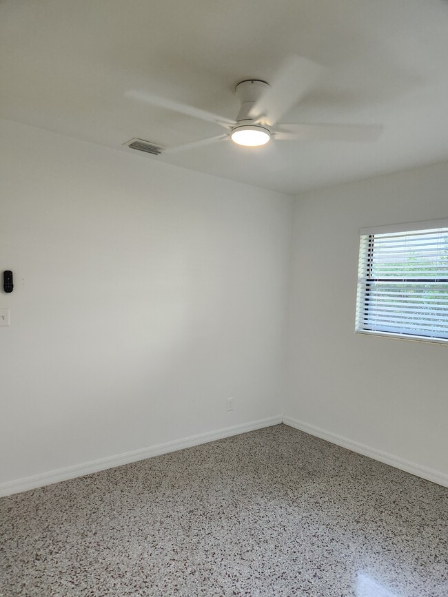 Building Photo - 1005 N Bracewell Dr