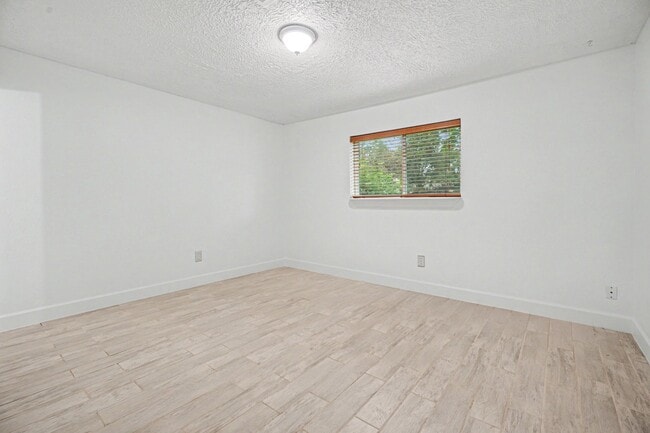 Building Photo - 1105 E Brown Ln