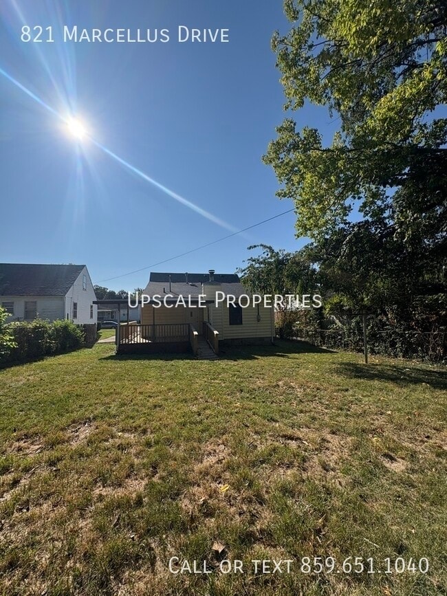 Building Photo - 821 Marcellus Dr
