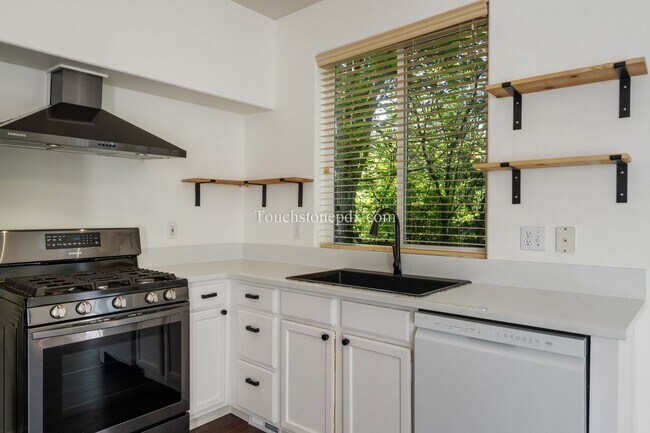 Building Photo - Updated 2 Bed/2 Bath Home in Private Gated Community!