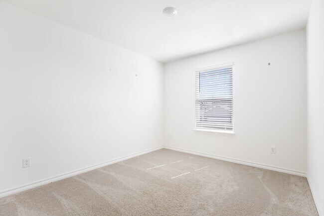 Building Photo - Charming Home Awaits: Spacious & in a Prime Location