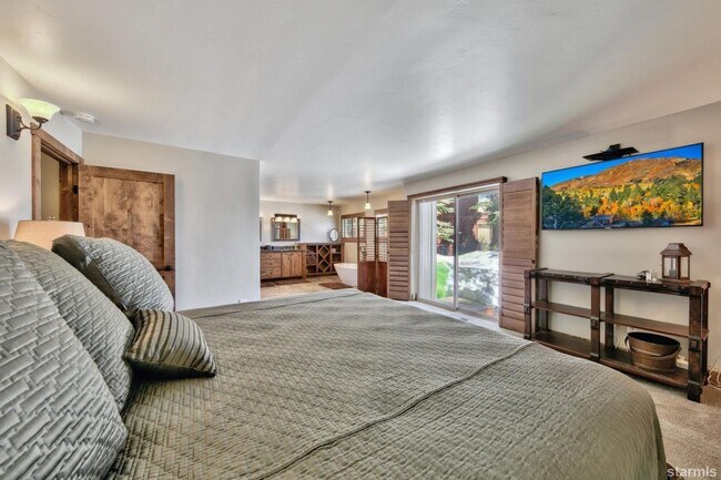 Building Photo - Beautiful pet friendly home with amazing views and private boat dock avail. Now! W/ lots of extra...