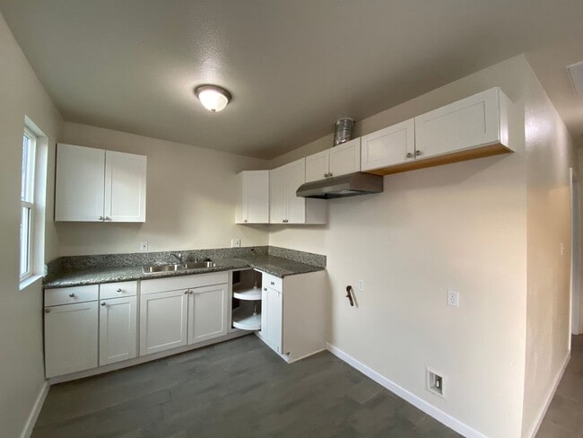 Building Photo - Charming 2 BD 1 BA House in Central SW Bakersfield