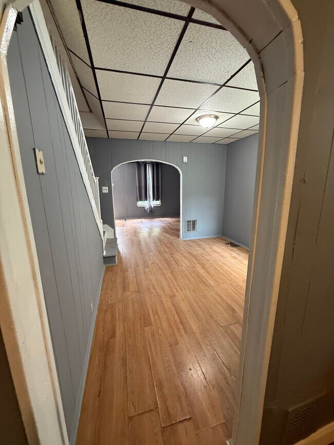 Building Photo - 5318 Glenmore Ave