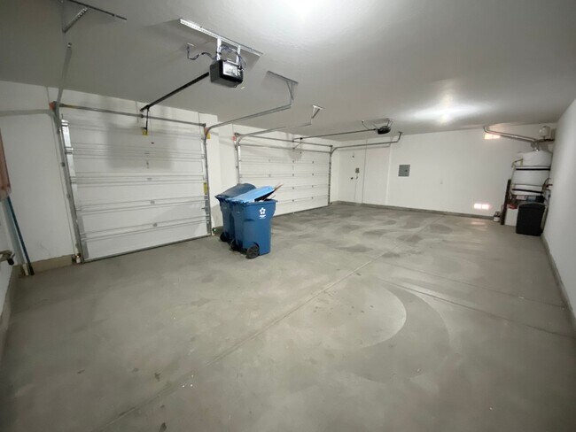Building Photo - 4/BD 3.5/BA Spacious Home in Gated Communi...