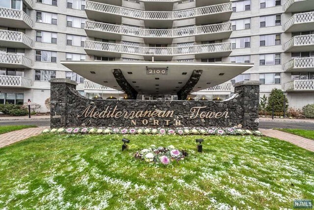 Building Photo - 2100 Linwood Ave